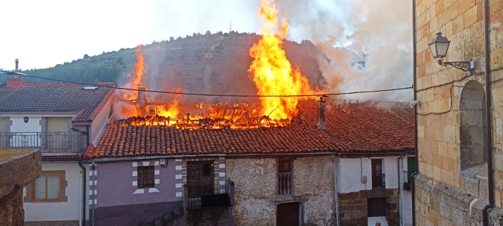 Incendio en media docena de inmuebles en Cabrejas del Pinar