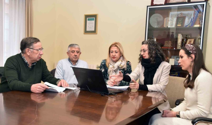 Imagen de la reunión mantenida en el Ayuntamiento de San Leonardo de Yagüe, /Jta.