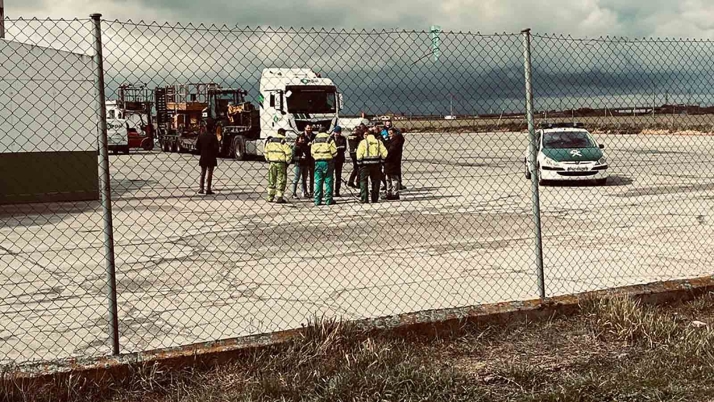 Fallece un trabajador en Salamanca al caer sobre él las patas de la góndola de un camión