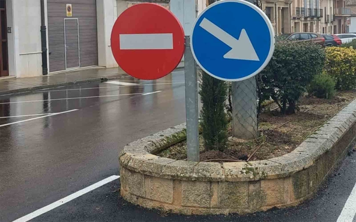 El Burgo cambia señales de circulación y mejora la luminaria pública