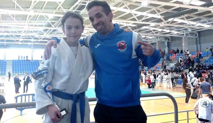 La judoca, con su entrenador en Valladolid. /CJK