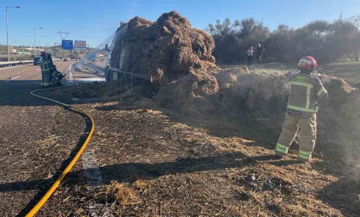 Cinco unidades de Bomberos de Valladolid controlan el incendio de un camión que transportaba paja en la A-62