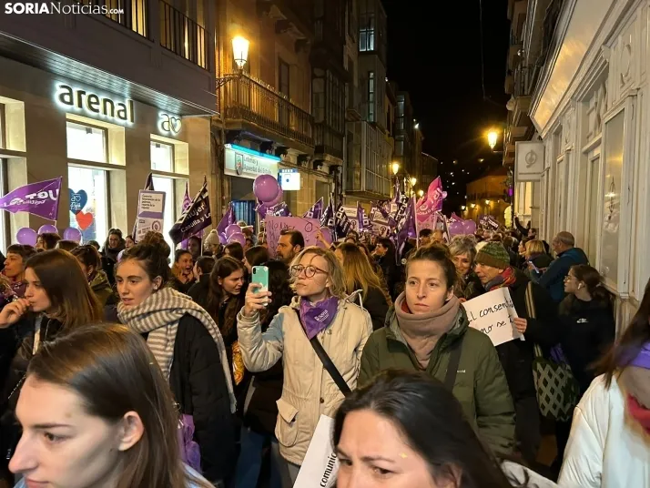 Fotos: M&aacute;s de un millar de personas ti&ntilde;en de morado el centro de Soria por el 8M 