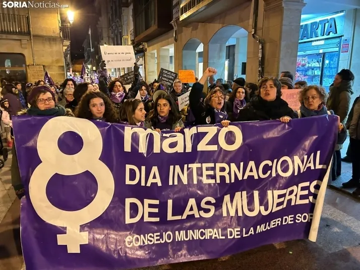 Fotos: M&aacute;s de un millar de personas ti&ntilde;en de morado el centro de Soria por el 8M 