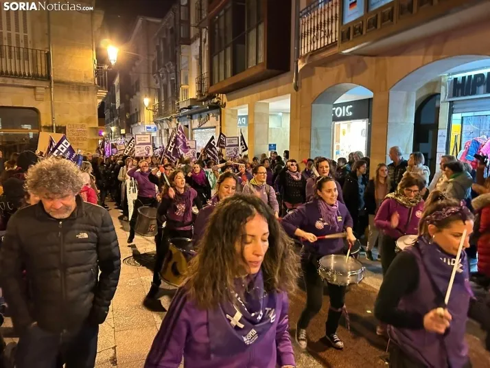 Fotos: M&aacute;s de un millar de personas ti&ntilde;en de morado el centro de Soria por el 8M 