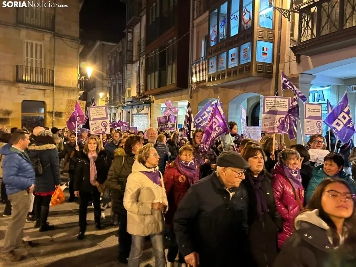 Fotos: M&aacute;s de un millar de personas ti&ntilde;en de morado el centro de Soria por el 8M 