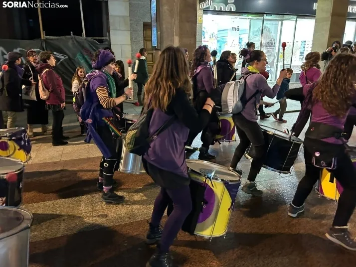 Fotos: M&aacute;s de un millar de personas ti&ntilde;en de morado el centro de Soria por el 8M 