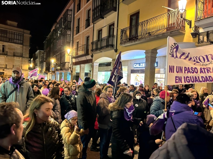 Fotos: M&aacute;s de un millar de personas ti&ntilde;en de morado el centro de Soria por el 8M 