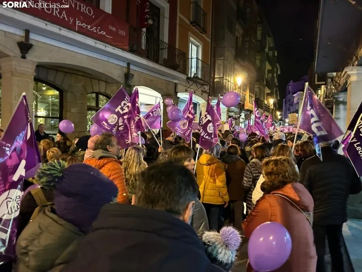 Fotos: M&aacute;s de un millar de personas ti&ntilde;en de morado el centro de Soria por el 8M 
