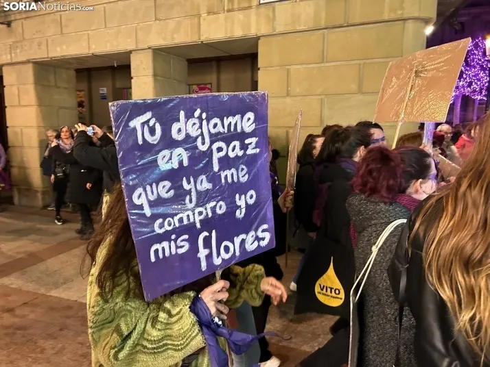 Fotos: M&aacute;s de un millar de personas ti&ntilde;en de morado el centro de Soria por el 8M 