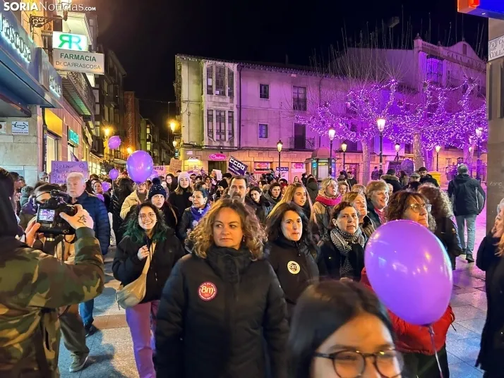 Fotos: M&aacute;s de un millar de personas ti&ntilde;en de morado el centro de Soria por el 8M 