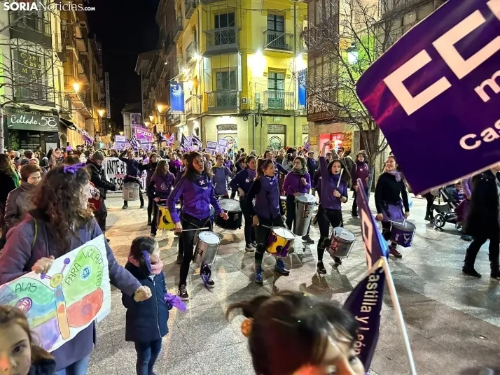 Fotos: M&aacute;s de un millar de personas ti&ntilde;en de morado el centro de Soria por el 8M 