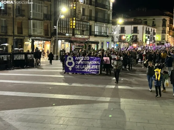 Fotos: M&aacute;s de un millar de personas ti&ntilde;en de morado el centro de Soria por el 8M 