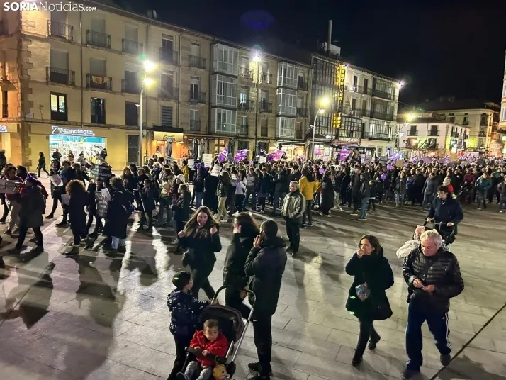 Fotos: M&aacute;s de un millar de personas ti&ntilde;en de morado el centro de Soria por el 8M 