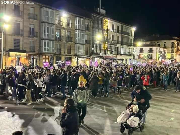 Fotos: M&aacute;s de un millar de personas ti&ntilde;en de morado el centro de Soria por el 8M 