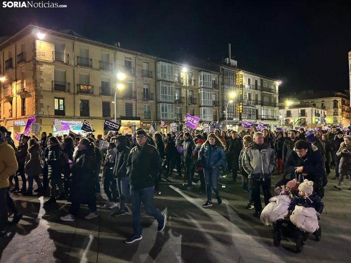 Fotos: M&aacute;s de un millar de personas ti&ntilde;en de morado el centro de Soria por el 8M 
