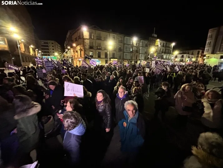 Fotos: M&aacute;s de un millar de personas ti&ntilde;en de morado el centro de Soria por el 8M 