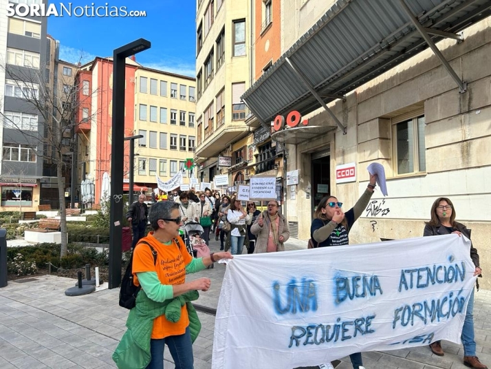 Medio centenar de cuidadores del '&Aacute;ngel de la Guarda' se manifiestan en Soria: &ldquo;Los sindicatos no
