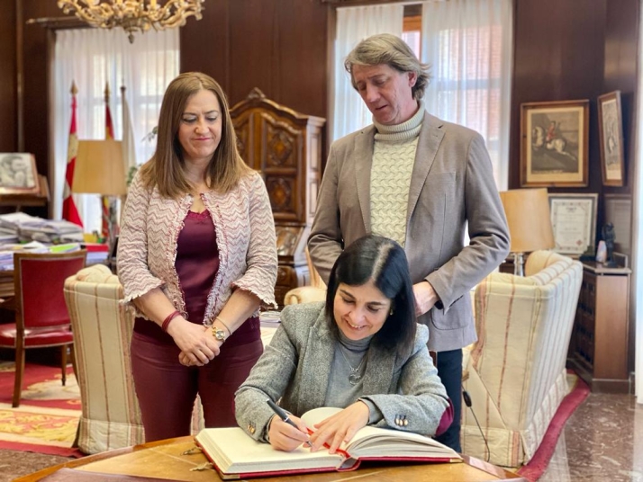 Darias pide a las universidades de Castilla y León que incrementen un 15% sus plazas de Medicina