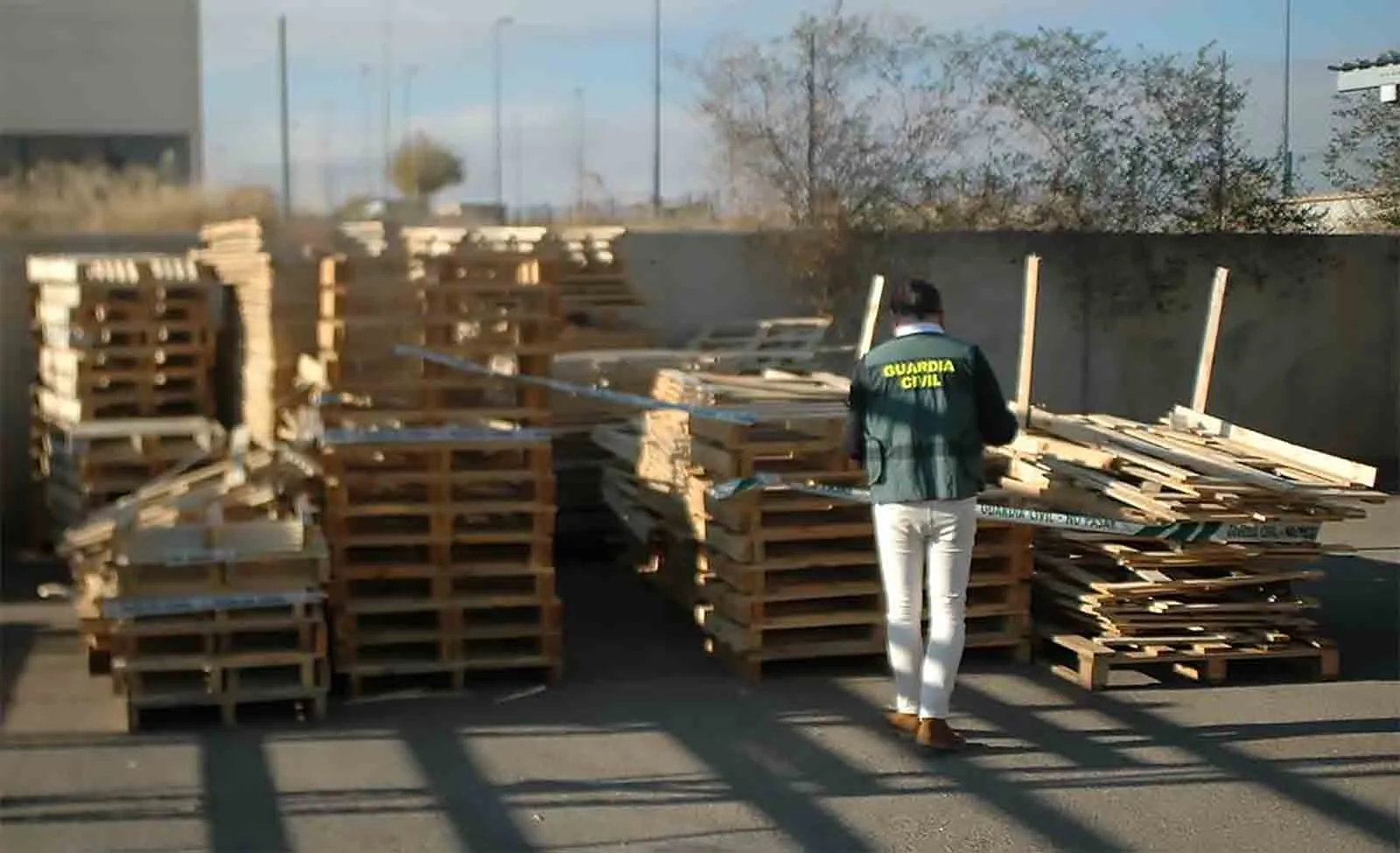 Un agente de la GC con algunos de los palés y embalajes intervenidos. /GC