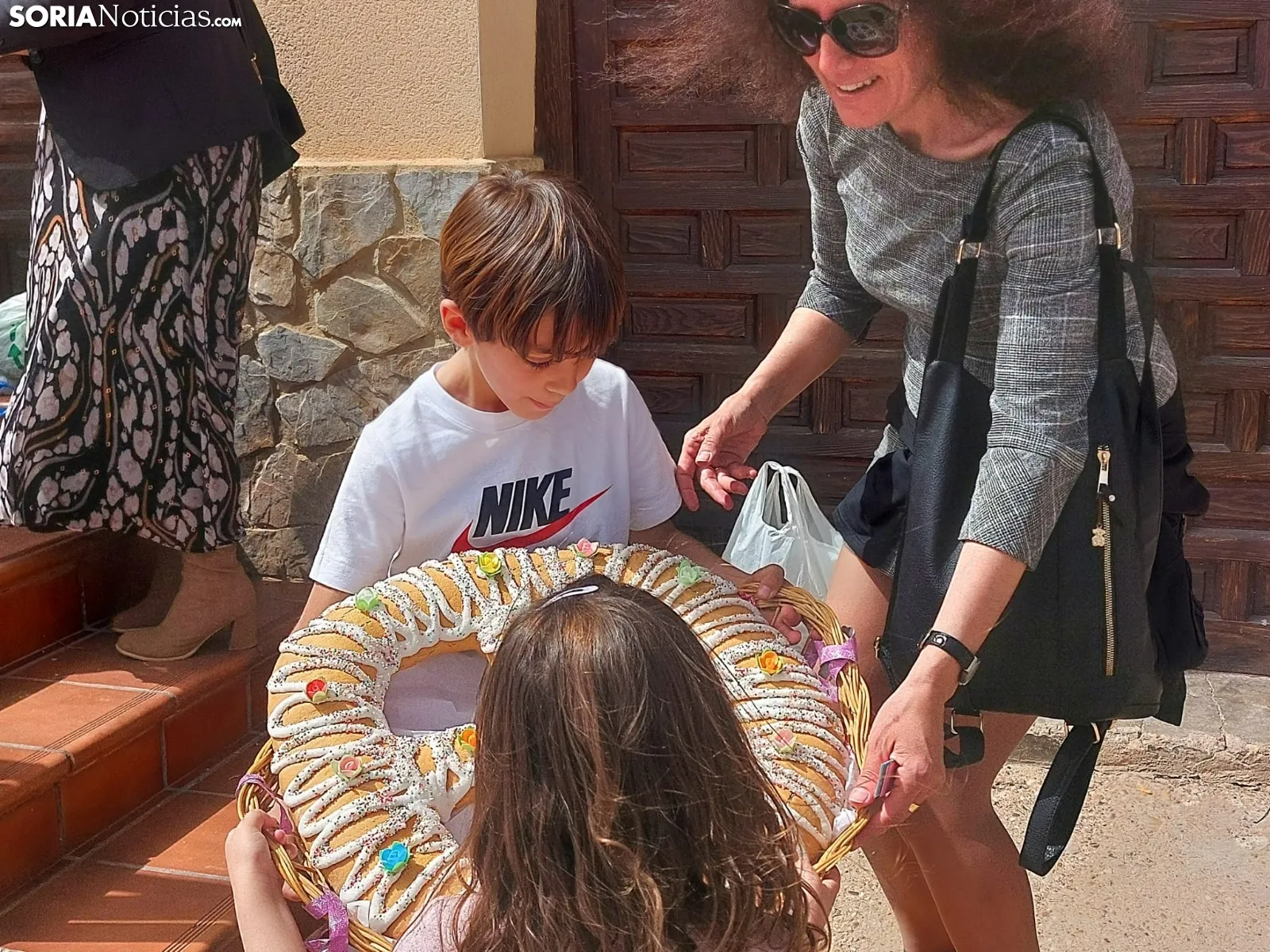 Foto 8 - Tradiciones sorianas &ldquo;de toda la vida&rdquo;: Vill&aacute;lvaro celebra el sorteo de las roscas