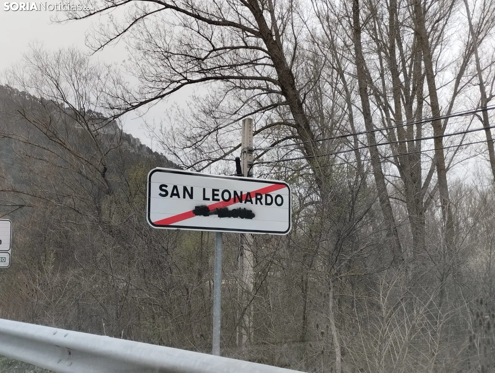 Pintadas en los carteles de San Leonardo de Yagüe. /EM