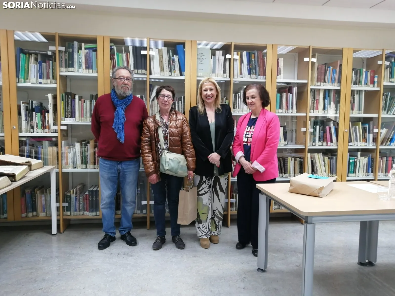 Foto 2 - Los ganadores del Concurso del D&iacute;a del Libro 2023 de la Biblioteca p&uacute;blica recogen sus premios