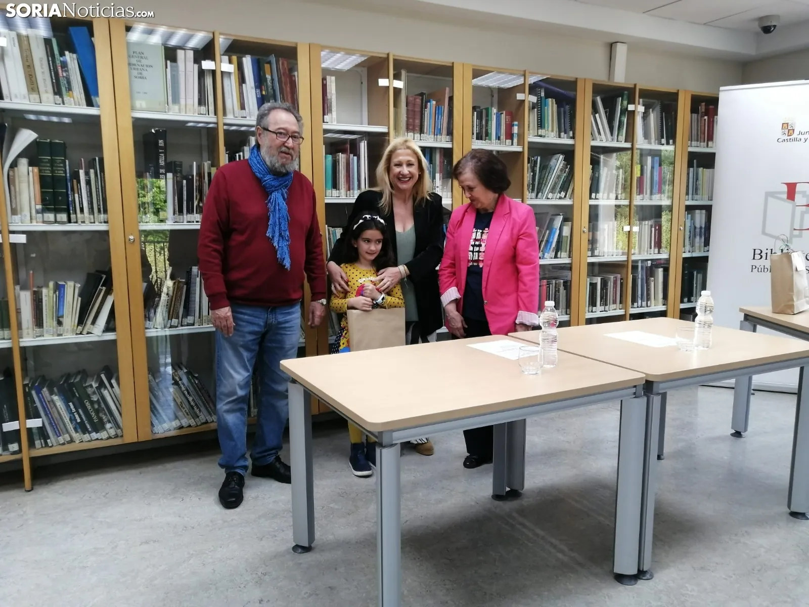 Foto 7 - Los ganadores del Concurso del D&iacute;a del Libro 2023 de la Biblioteca p&uacute;blica recogen sus premios