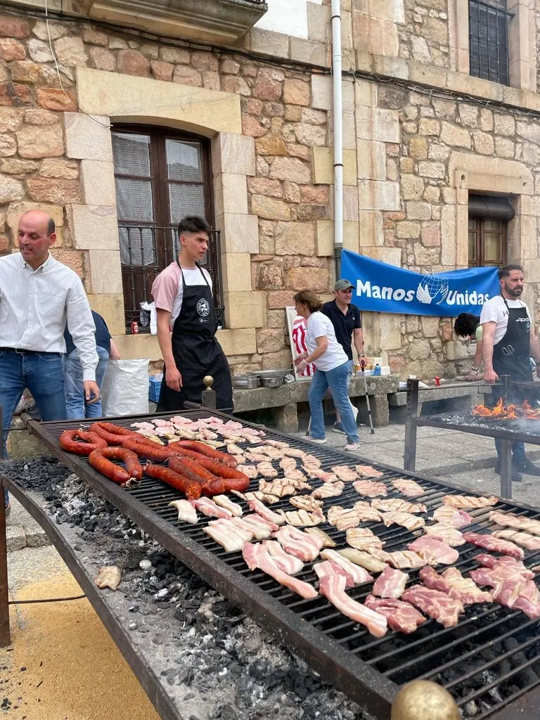 Foto 8 - Fotos: Homenaje a toda una vida de servicio y comida solidaria en Vinuesa