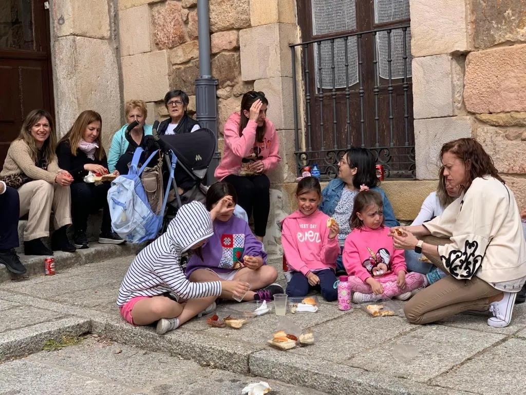 Foto 7 - Fotos: Homenaje a toda una vida de servicio y comida solidaria en Vinuesa
