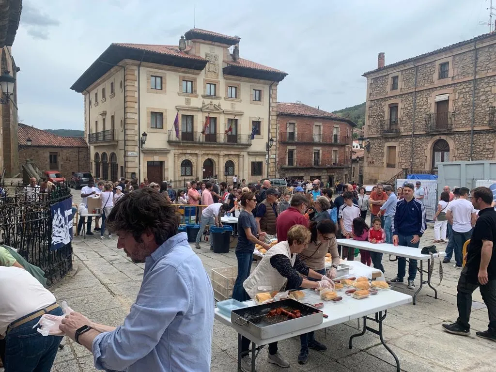 Foto 2 - Fotos: Homenaje a toda una vida de servicio y comida solidaria en Vinuesa