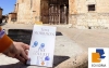 Un libro viajero en la plaza de la Catedral en El Burgo. /EOI