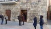 Turistas a la puerta de la oficina de turismo de Ágreda. /SN