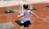 Un niño se refresca en las fuentes del centro cívico Bécquer, en la capital. /SN