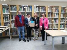 Foto 3 - Los ganadores del Concurso del Día del Libro 2023 de la Biblioteca pública recogen sus premios