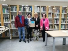 Foto 3 - Los ganadores del Concurso del D&iacute;a del Libro 2023 de la Biblioteca p&uacute;blica recogen sus premios