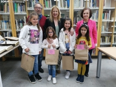 Foto 4 - Los ganadores del Concurso del Día del Libro 2023 de la Biblioteca pública recogen sus premios