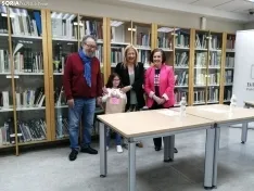 Foto 5 - Los ganadores del Concurso del D&iacute;a del Libro 2023 de la Biblioteca p&uacute;blica recogen sus premios