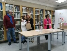 Foto 12 - Los ganadores del Concurso del D&iacute;a del Libro 2023 de la Biblioteca p&uacute;blica recogen sus premios
