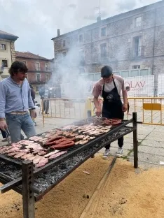 Foto 4 - Fotos: Homenaje a toda una vida de servicio y comida solidaria en Vinuesa