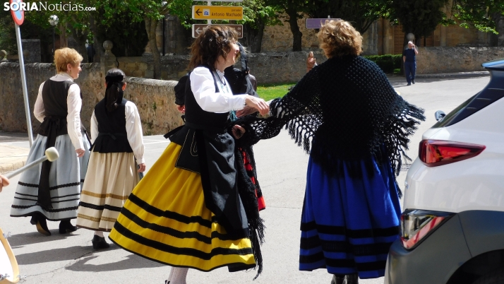Fotos: Charanga, pastas y moscatel para celebrar el D&iacute;a de Castilla y Le&oacute;n en El Calaver&oacute;