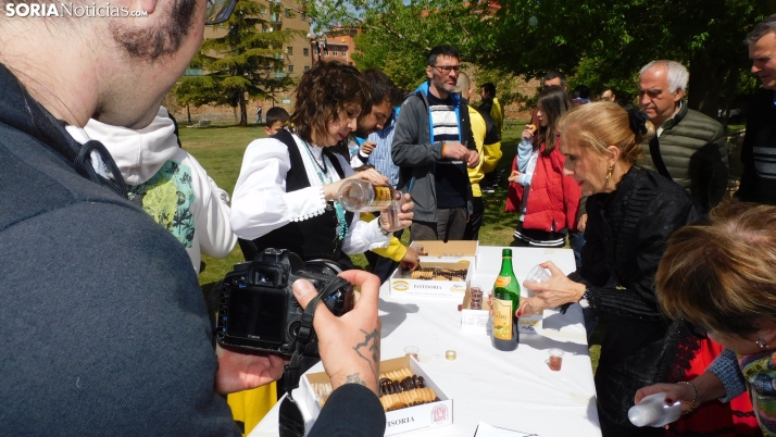 Fotos: Charanga, pastas y moscatel para celebrar el D&iacute;a de Castilla y Le&oacute;n en El Calaver&oacute;