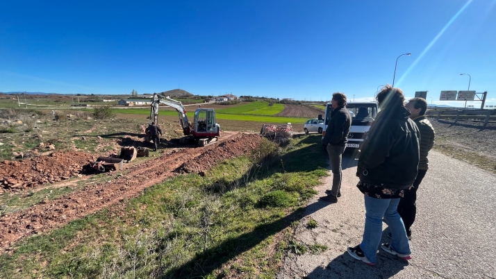 La obra de la pasarela de Las Casas arranca con el desvío de los servicios para la instalación de las zapatas 