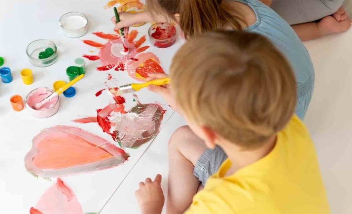 200 escolares de seis colegios crean un mural sobre la mujer rural