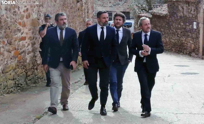 Santiago Abascal acude al funeral de Sánchez Dragó en Castilfrío