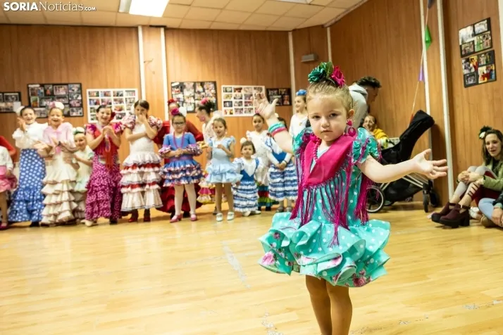 Galer&iacute;a: Coloridos trajes y baile flamenco con los ni&ntilde;os como protagonistas