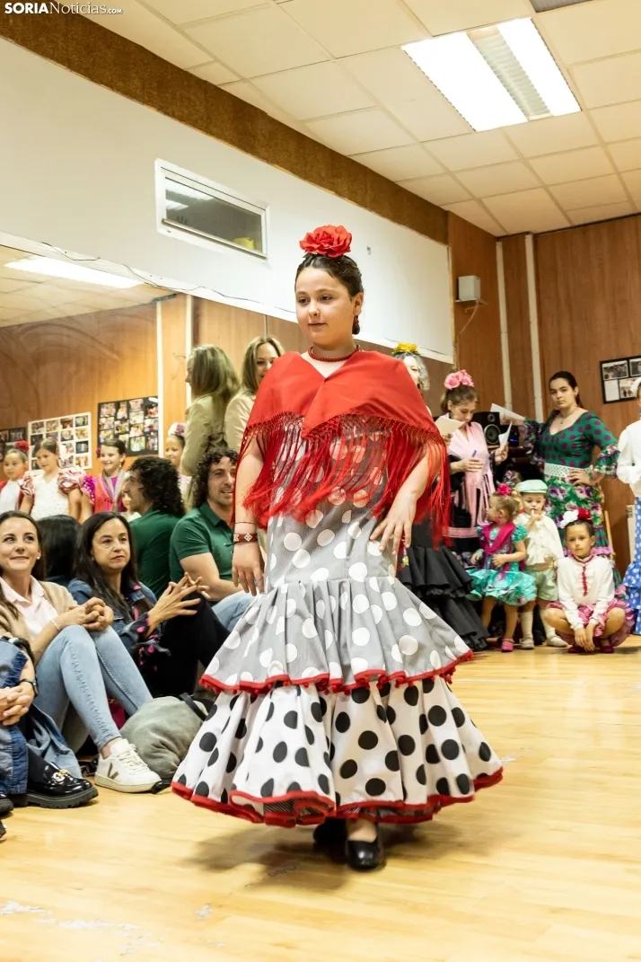Galer&iacute;a: Coloridos trajes y baile flamenco con los ni&ntilde;os como protagonistas
