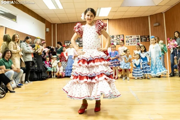 Galer&iacute;a: Coloridos trajes y baile flamenco con los ni&ntilde;os como protagonistas