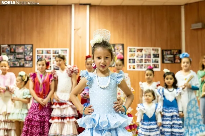 Galer&iacute;a: Coloridos trajes y baile flamenco con los ni&ntilde;os como protagonistas
