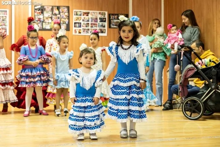 Galer&iacute;a: Coloridos trajes y baile flamenco con los ni&ntilde;os como protagonistas